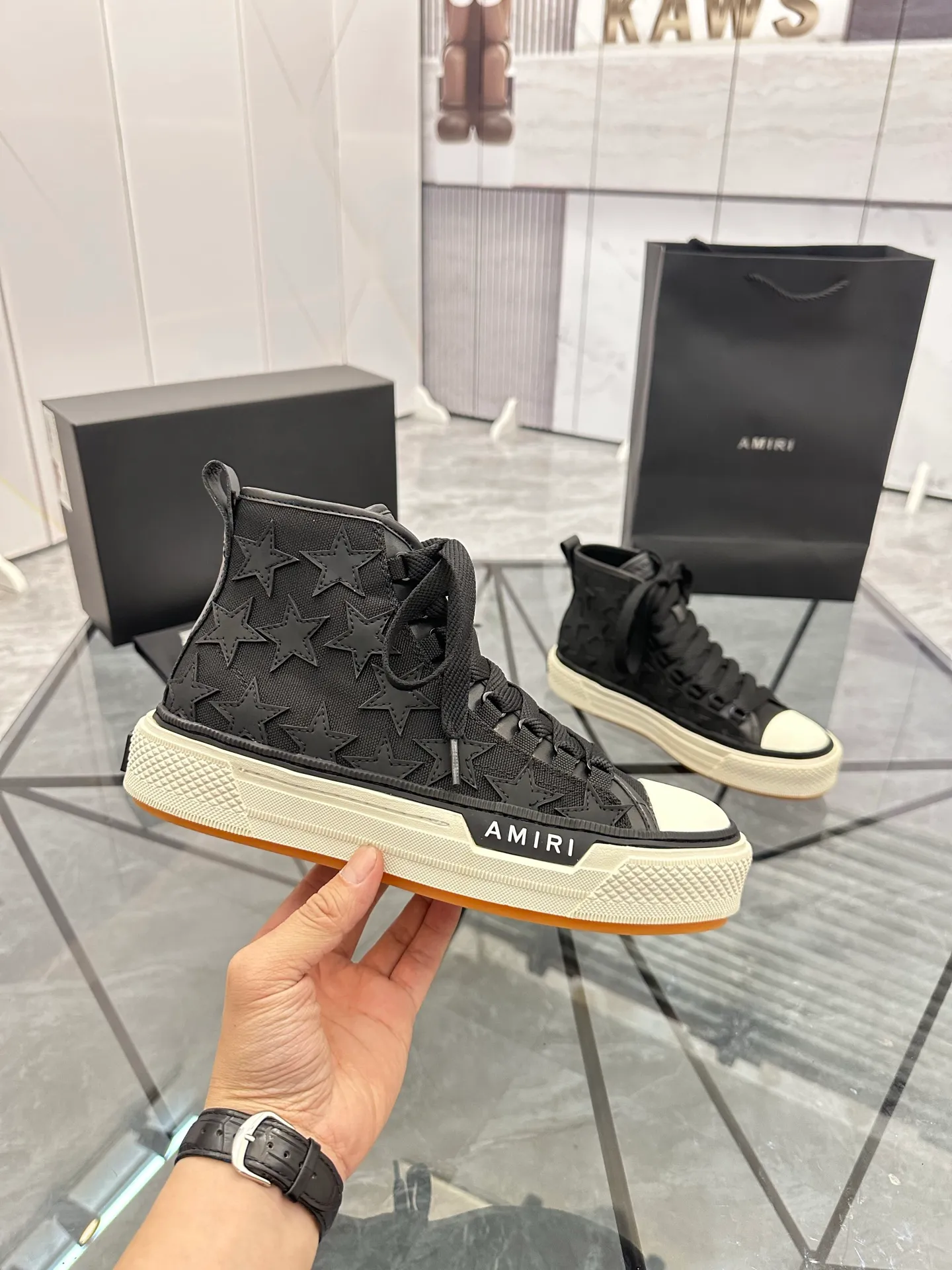 Men's shoes: 💰P640¥ Guangzhou top quality Product trademark: AMIRI* "Amir*" high-top casual shoes Regular size: 39-44 (can be customized to 45) Product materials: upper imported first-layer cowhide stitching original material, sheepskin lining, original outsole. Number: 525